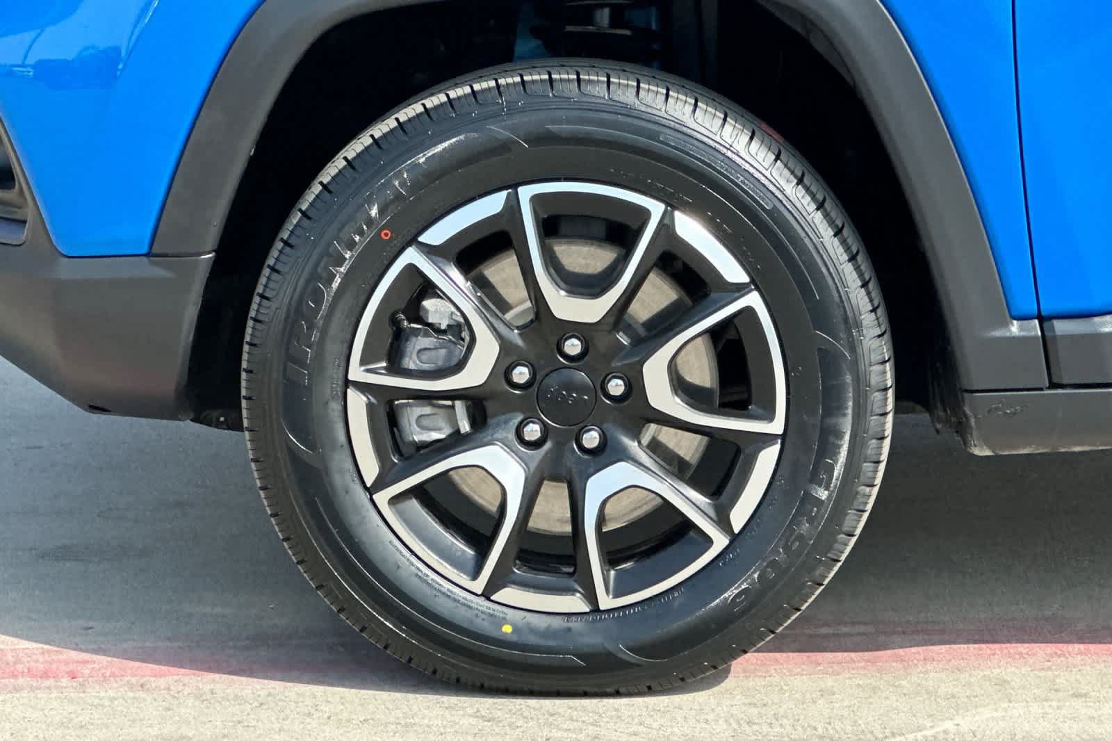 Used 2024 Jeep Compass Trailhawk AWD/4WD image 36