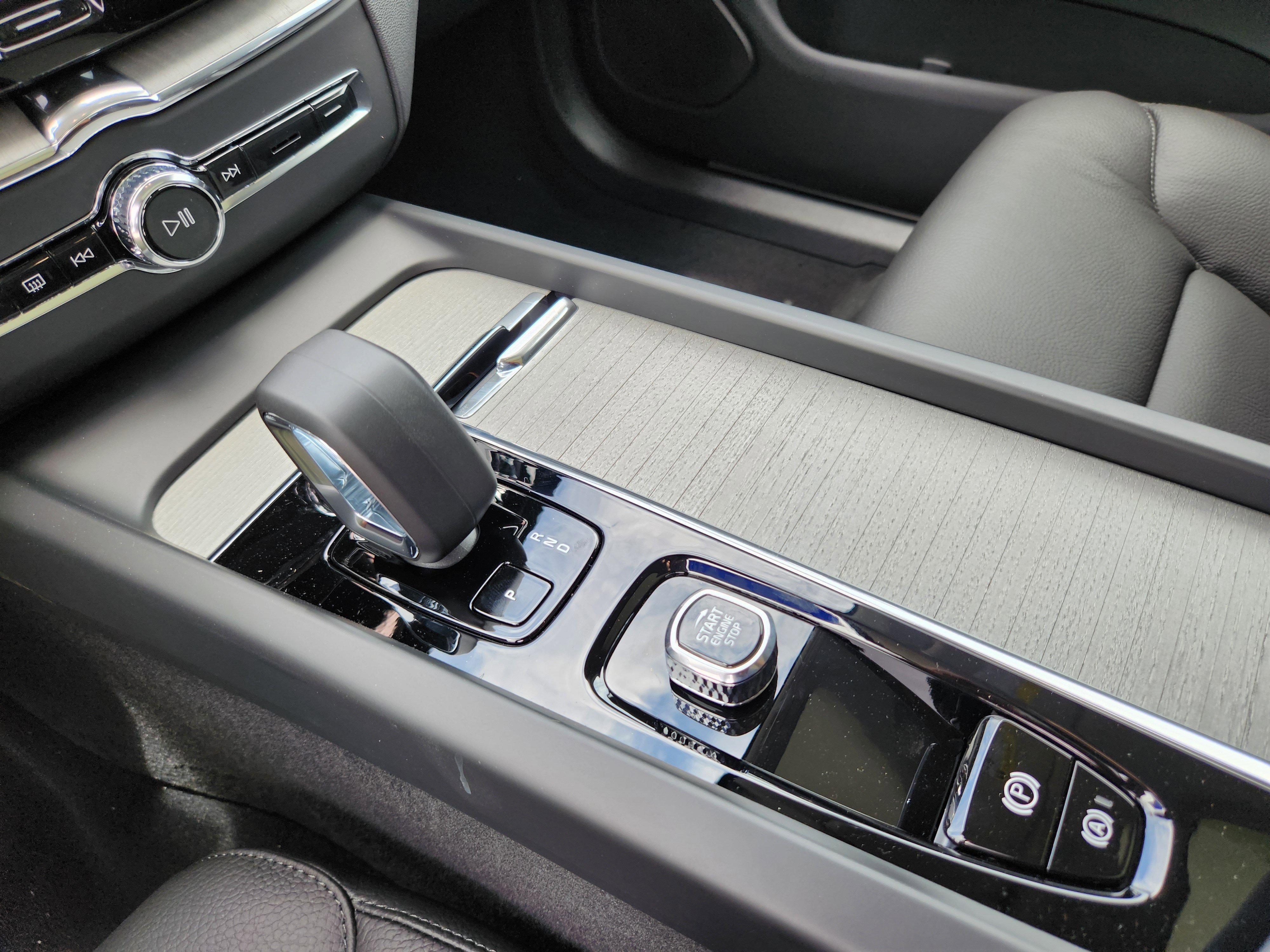 New 2025 Volvo XC60 B5 Plus w/ Protection Package Premier image 30