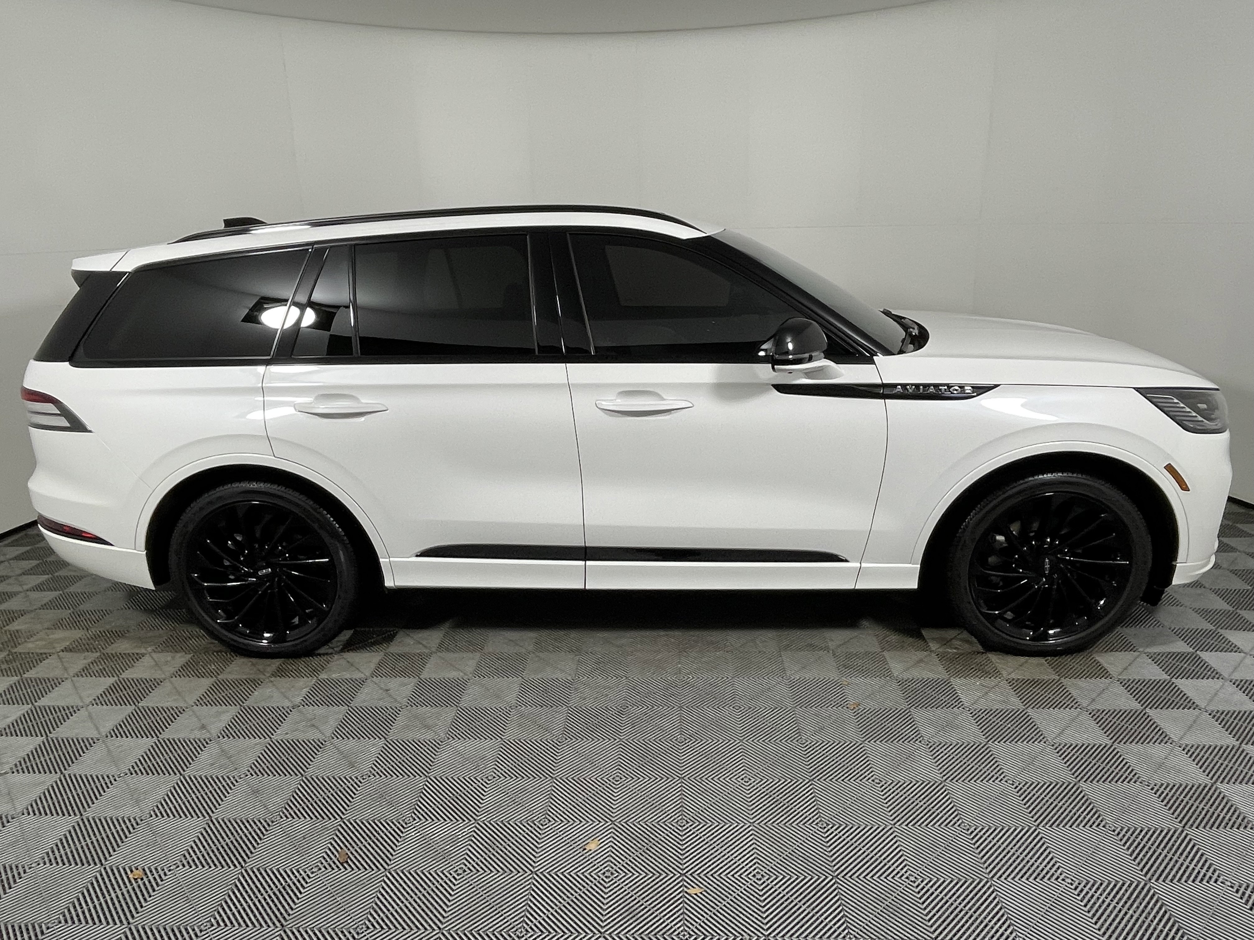 Used 2025 Lincoln Aviator Reserve w/ Luxury Package image 6