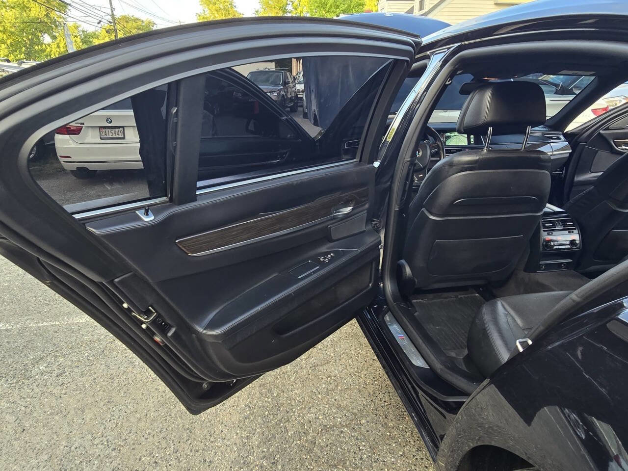 Used 2014 BMW 750Li xDrive w/ Executive Package image 32