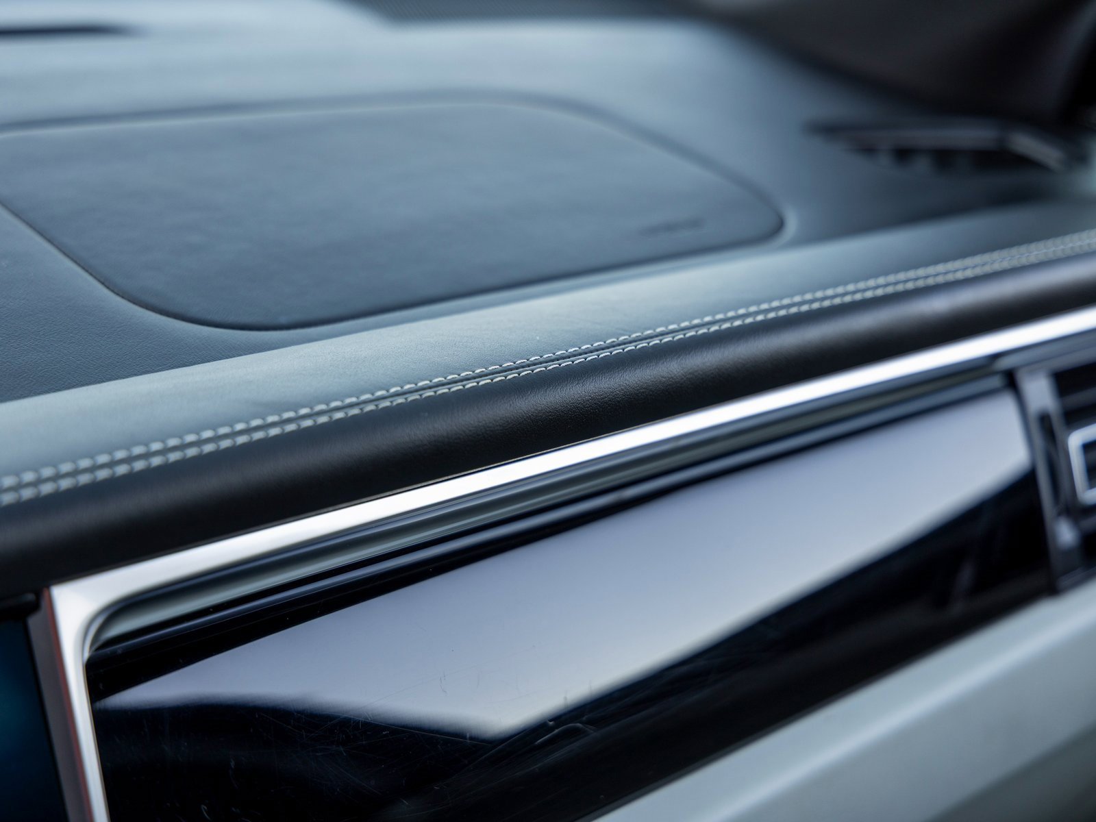 Certified 2024 Porsche Macan Turbo image 35