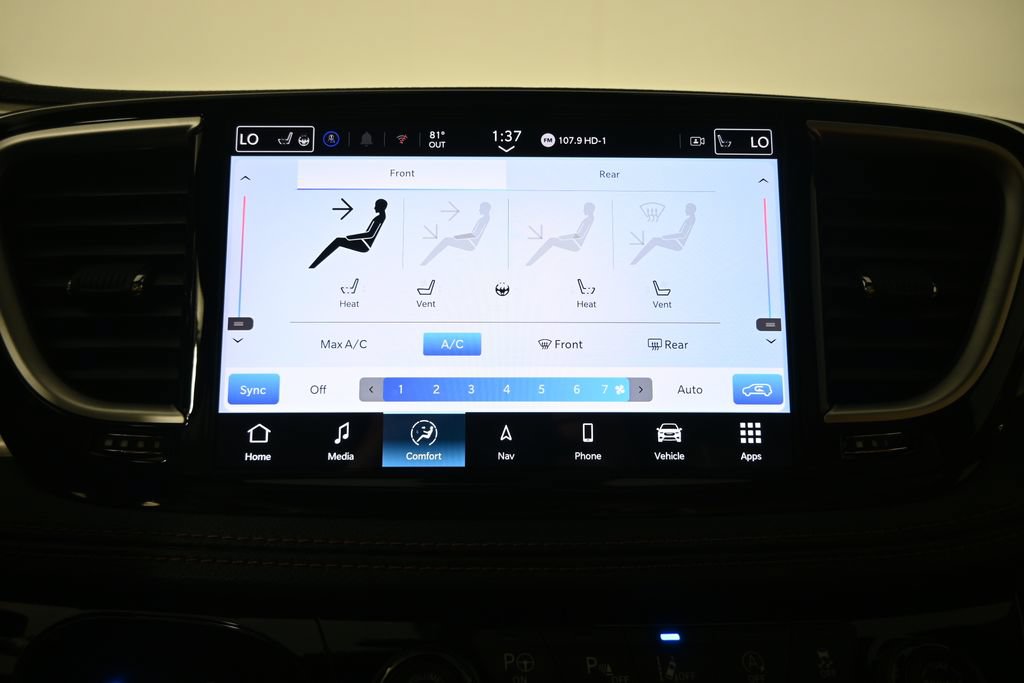 Used 2025 Chrysler Pacifica Pinnacle w/ Trailer Tow Group FWD image 29