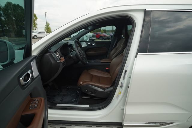 Used 2023 Volvo XC60 T8 Ultimate w/ Climate Package image 11