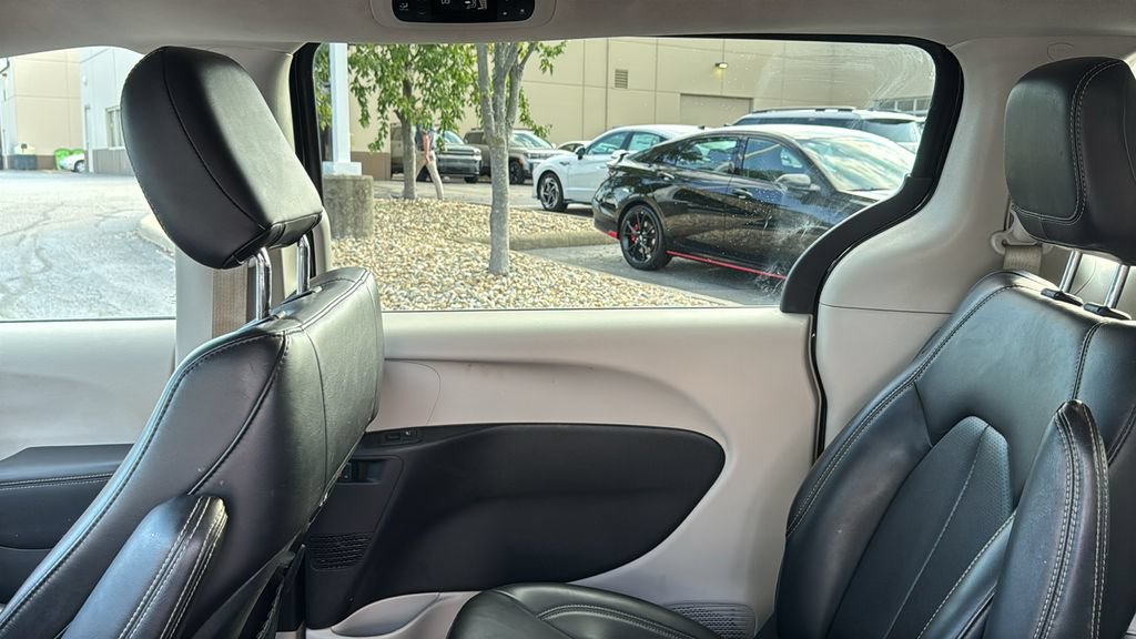 Used 2023 Chrysler Pacifica Touring-L FWD image 30