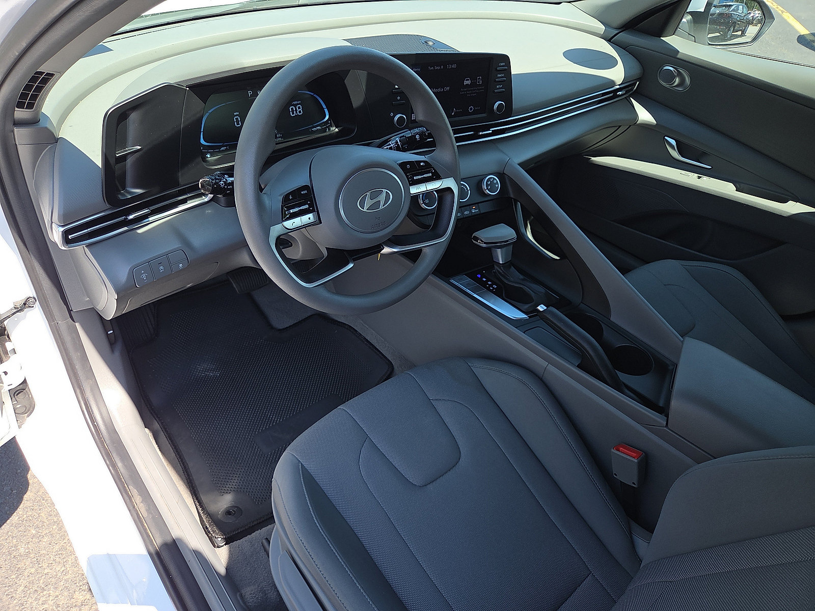 Used 2024 Hyundai Elantra SE FWD image 15