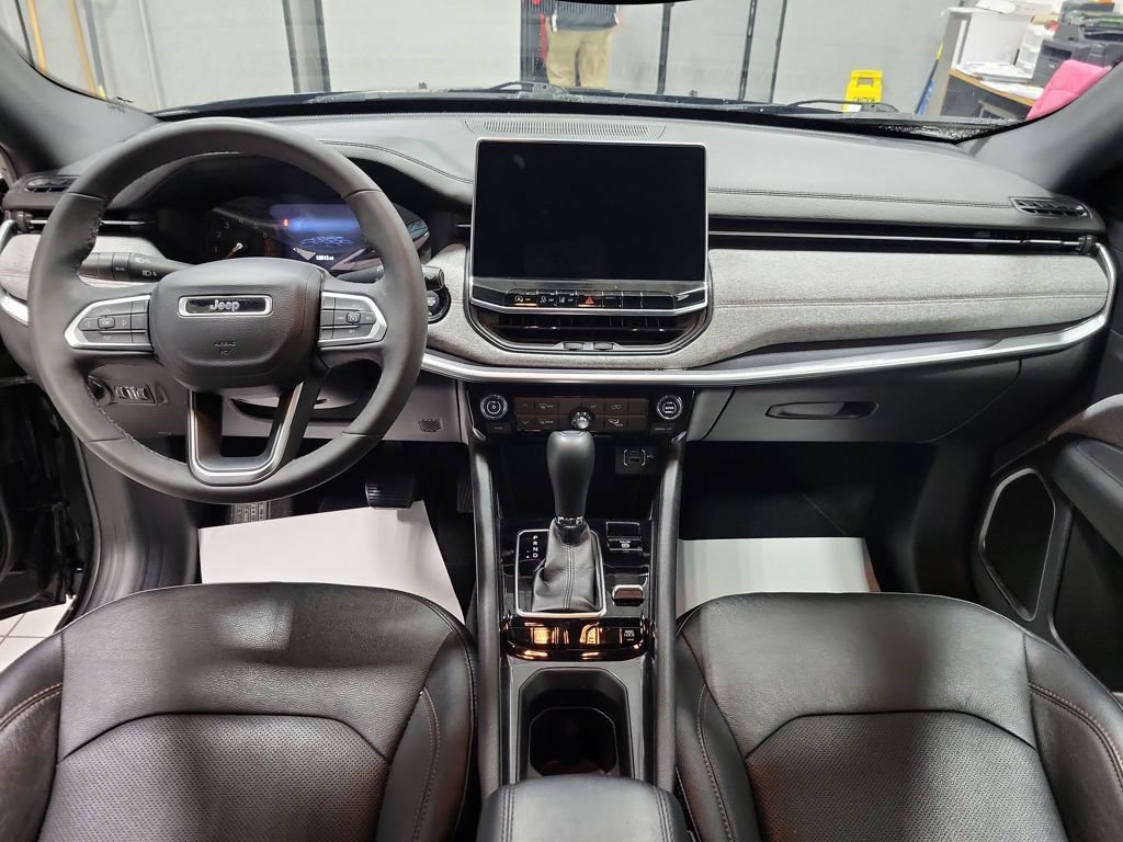 Used 2023 Jeep Compass Latitude AWD/4WD image 3