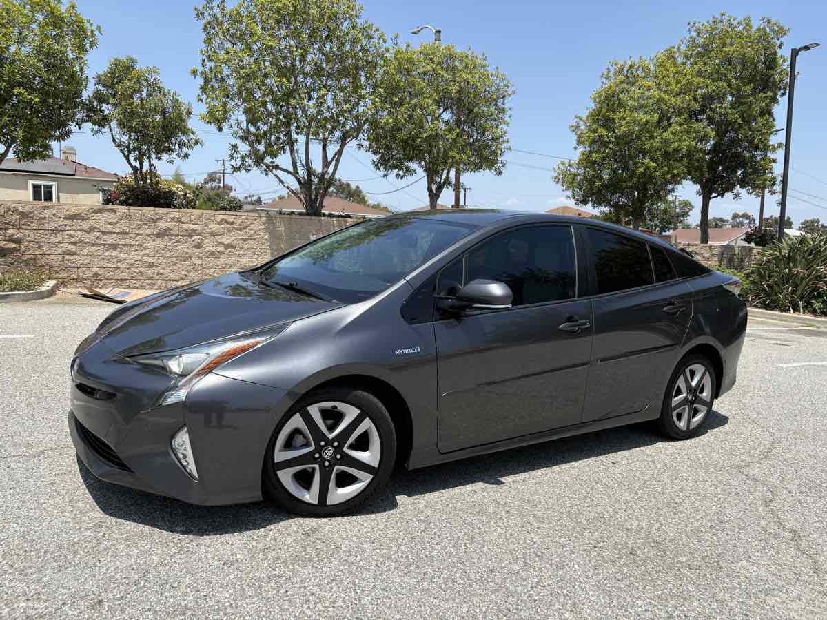 Used 2017 Toyota Prius Four Touring image 2