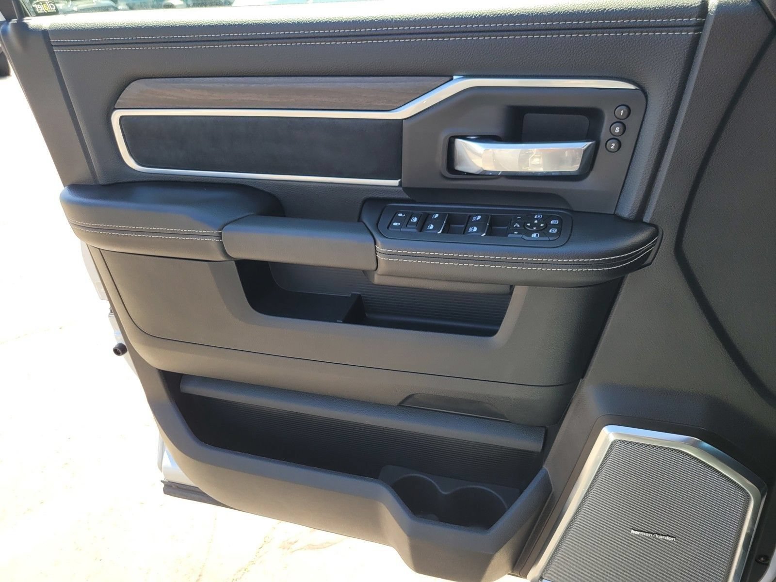 New 2026 RAM 2500 Laramie AWD/4WD image 28