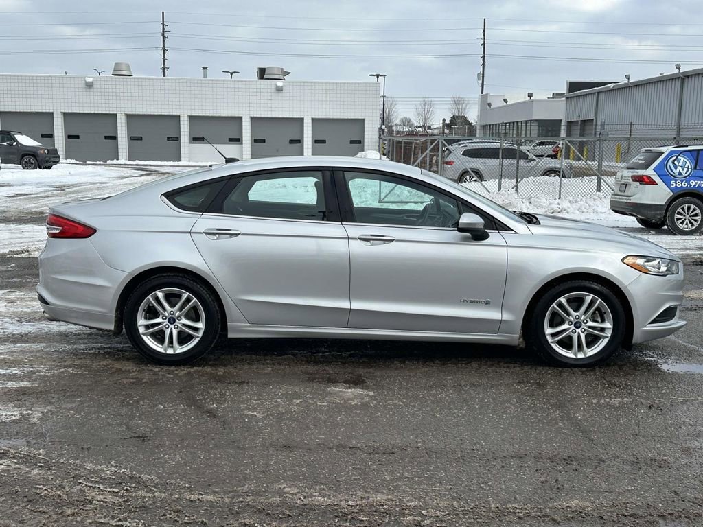 Used 2018 Ford Fusion SE image 2