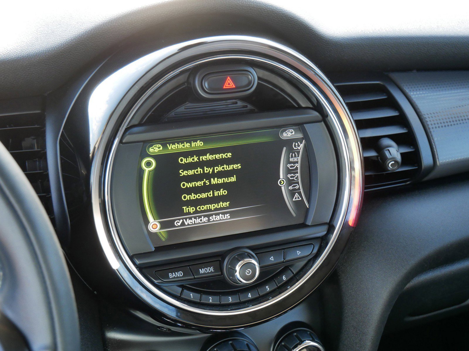 Used 2018 MINI Cooper 4-Door Hardtop image 18