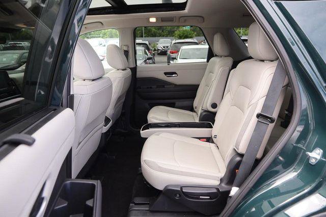 Used 2025 Nissan Pathfinder SL w/ SL Premium Package FWD image 10