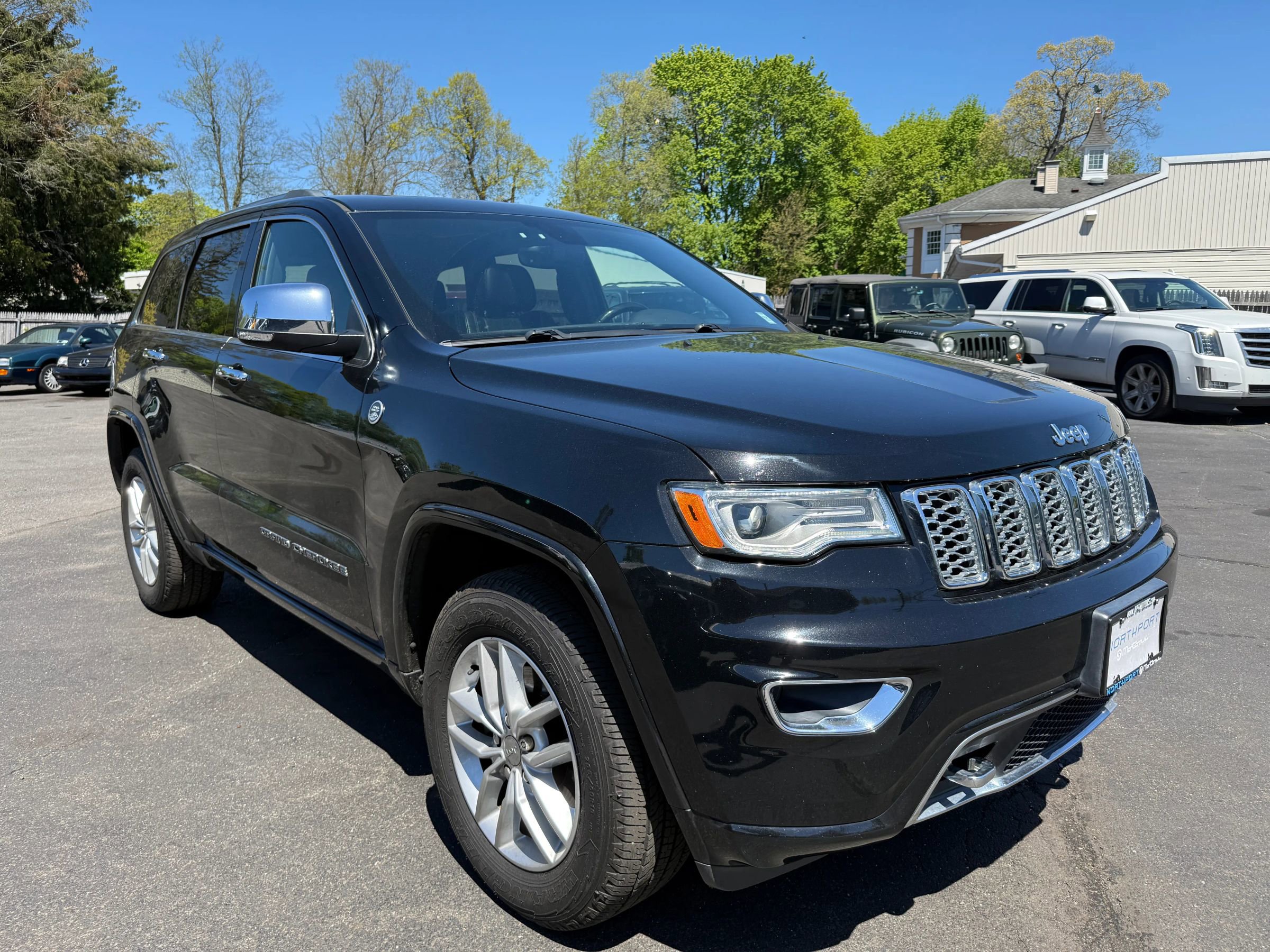 Used 2017 Jeep Grand Cherokee Overland AWD/4WD image 4