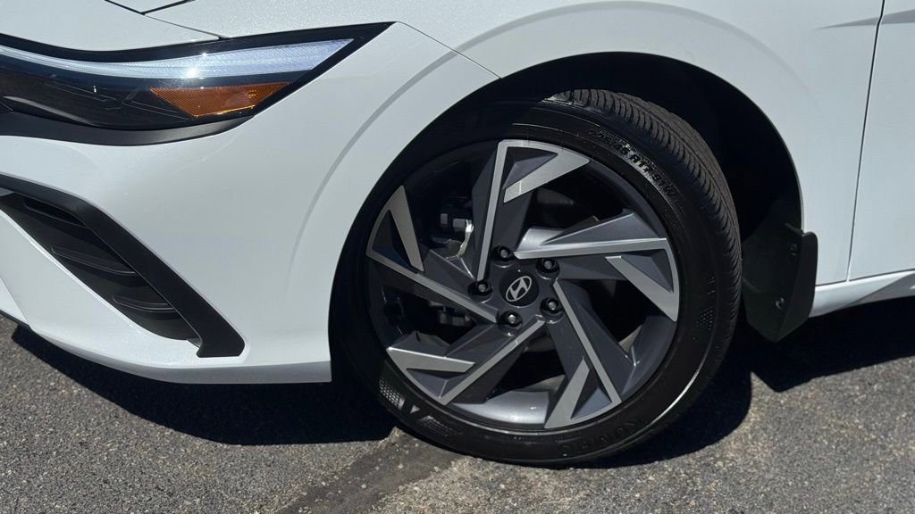 Used 2025 Hyundai Elantra Sport image 7