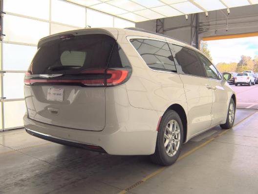 Used 2021 Chrysler Pacifica Touring image 2