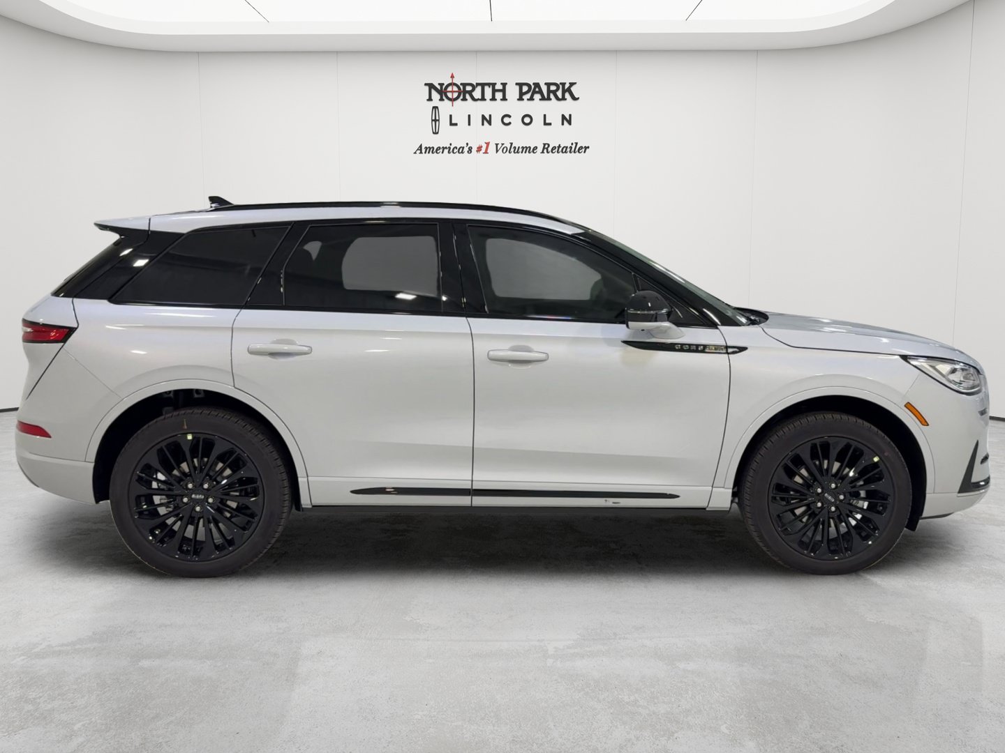 New 2026 Lincoln Corsair Reserve FWD image 2