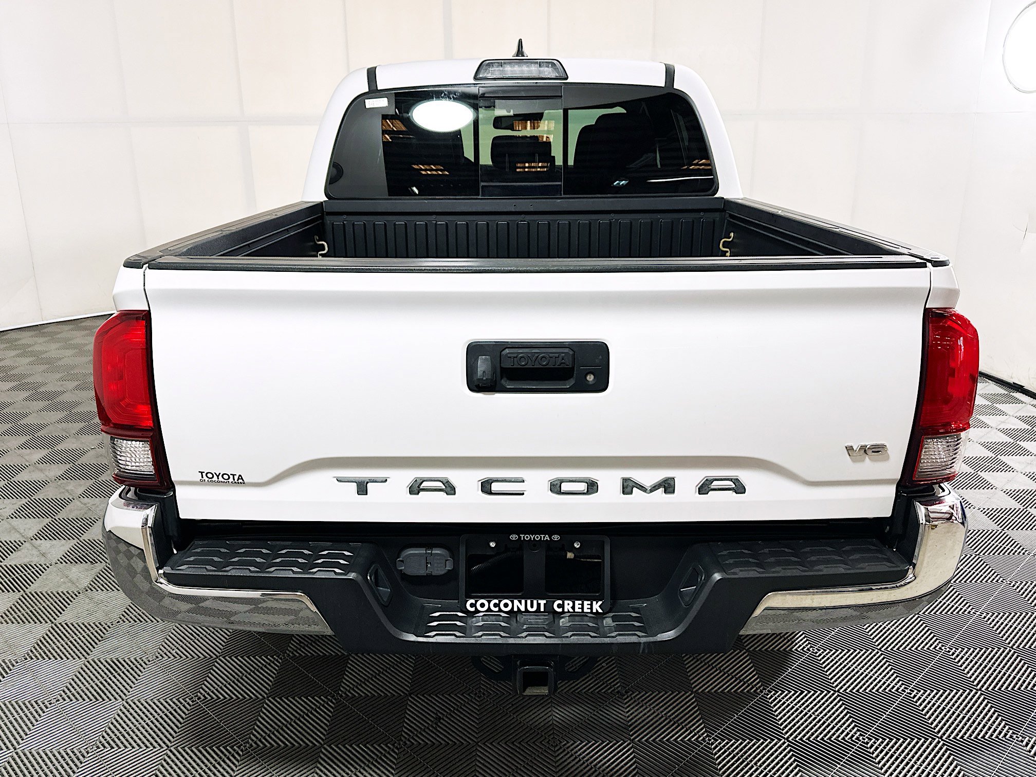 Used 2018 Toyota Tacoma TRD Off-Road AWD/4WD image 4