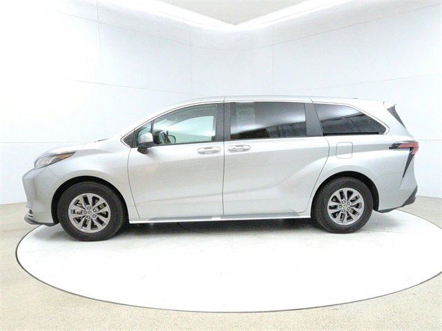 Used 2022 Toyota Sienna XLE image 4