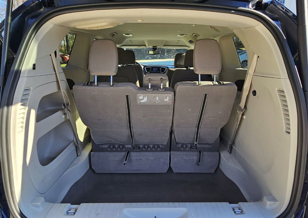 Used 2020 Chrysler Pacifica Touring image 13