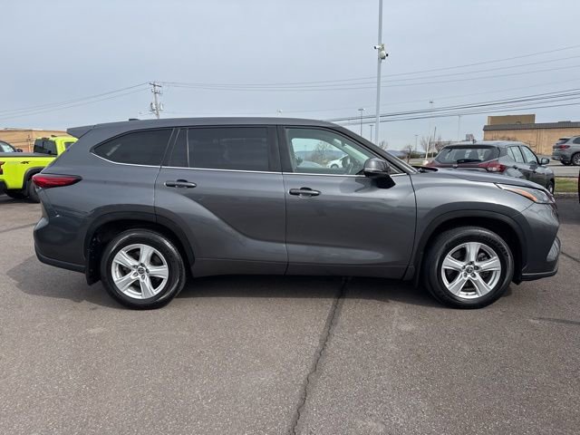Used 2023 Toyota Highlander LE image 4