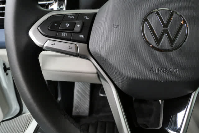 Certified 2025 Volkswagen Jetta SE w/ Black Wheel Package FWD image 12