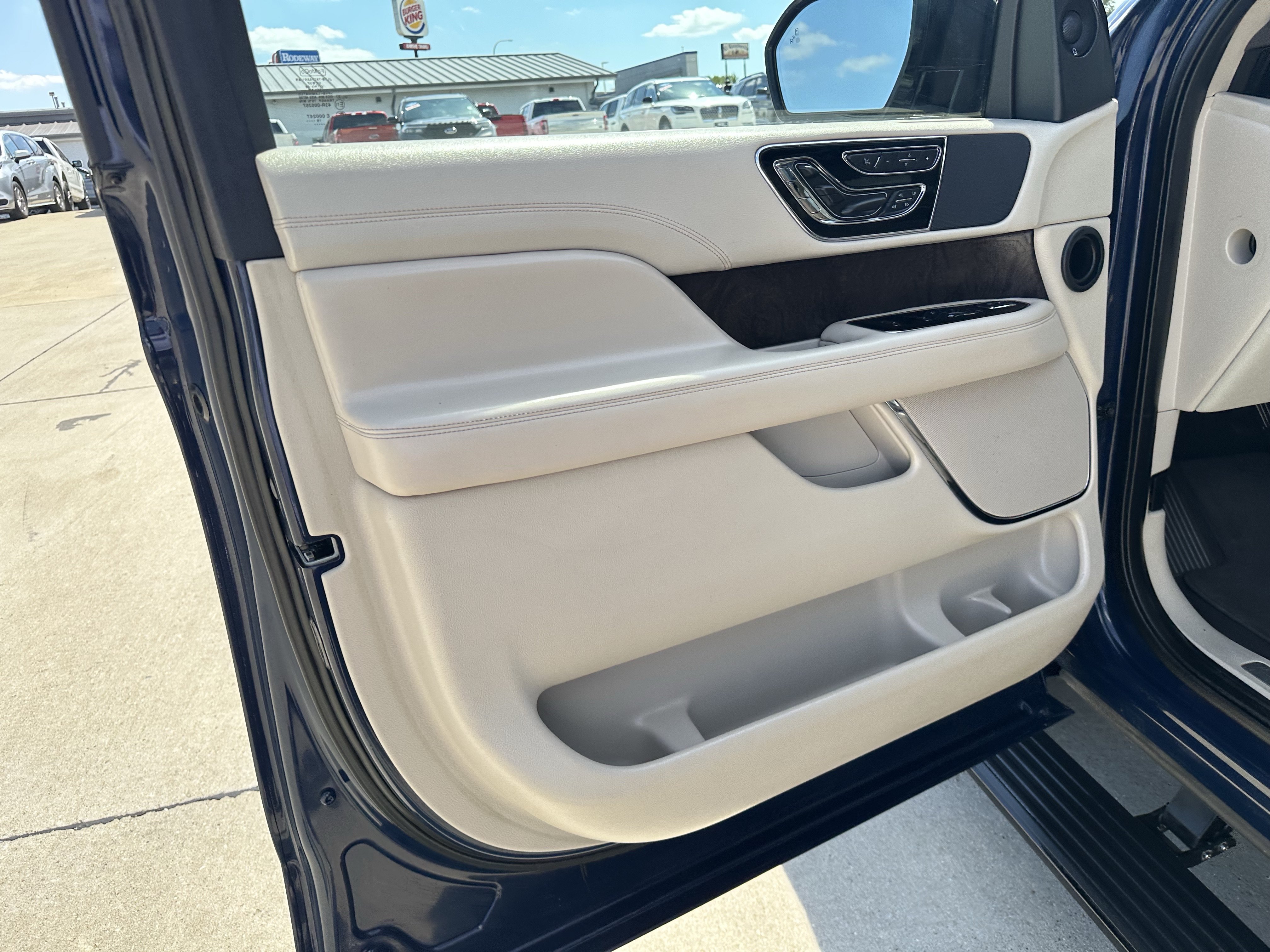 Used 2018 Lincoln Navigator Reserve w/ Technology Package AWD/4WD image 16