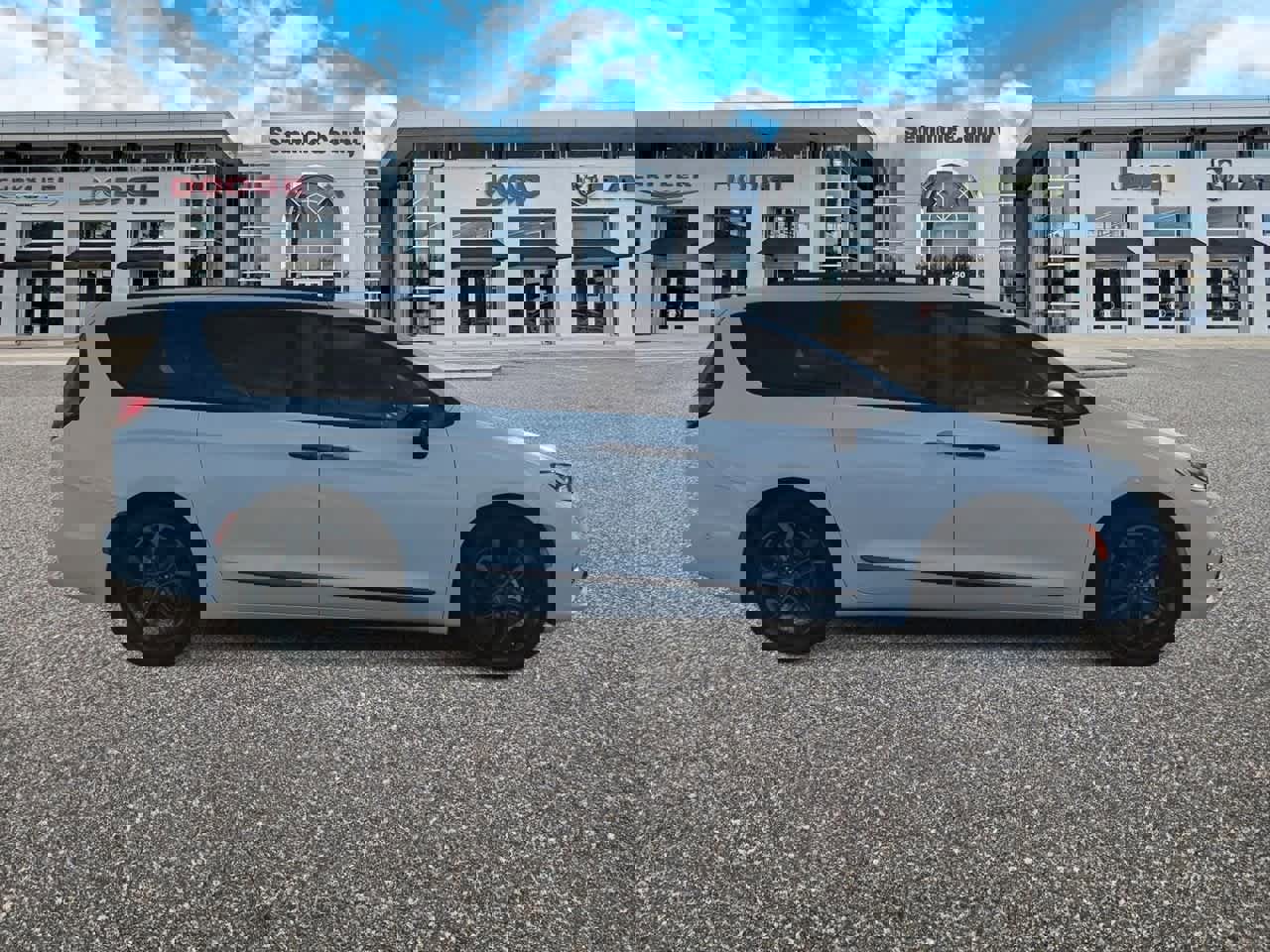 Used 2024 Chrysler Pacifica Touring-L w/ Road Tripper Package image 9