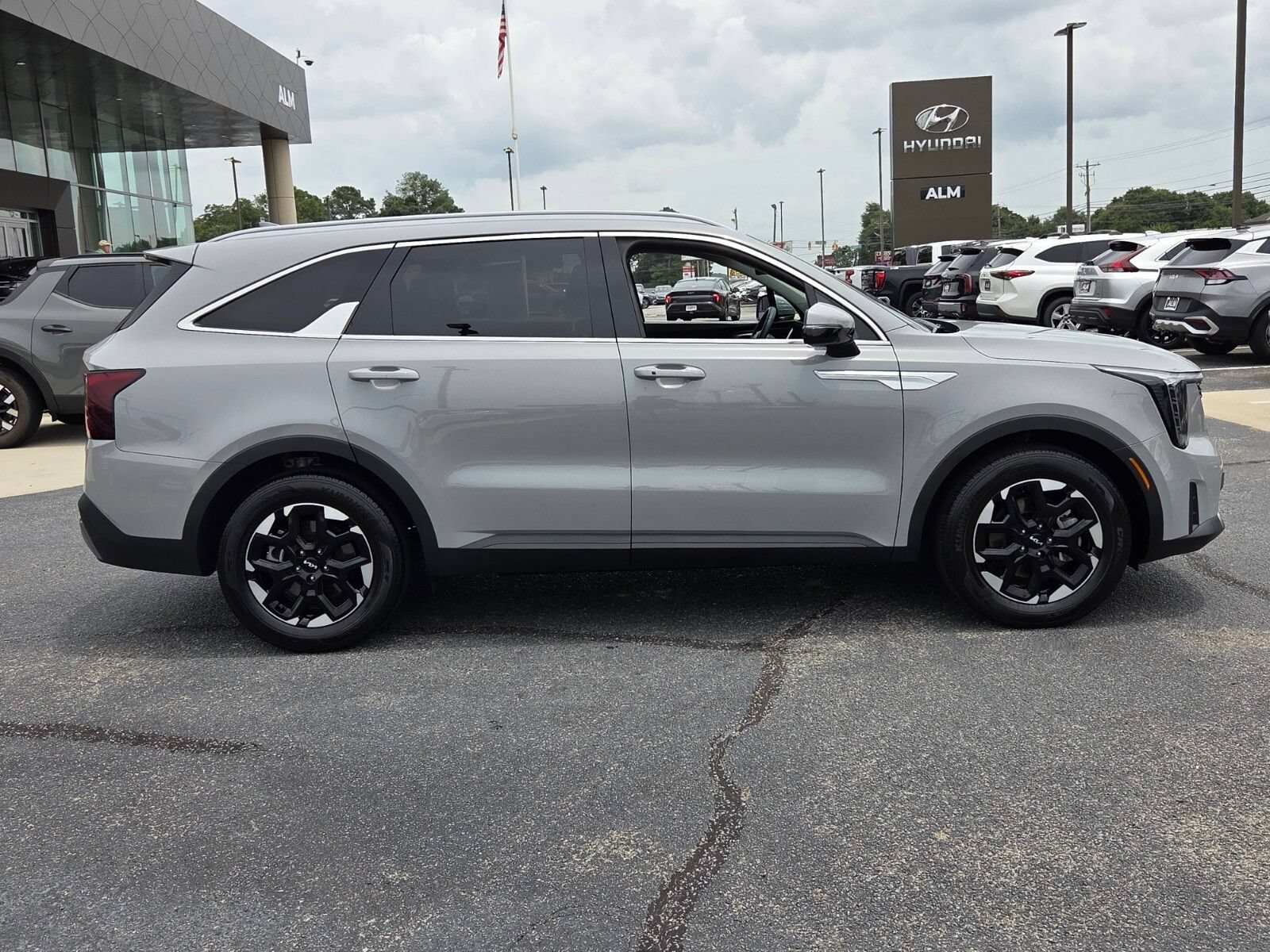 Used 2025 Kia Sorento S FWD image 13