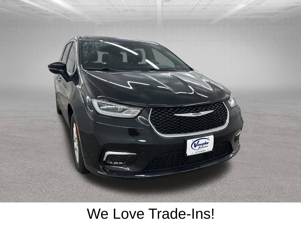 Used 2025 Chrysler Pacifica Select FWD image 3