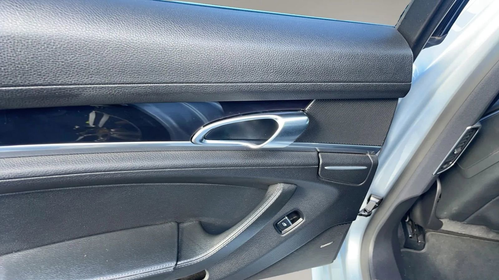 Used 2015 Porsche Panamera S RWD image 41