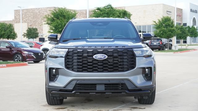 Used 2025 Ford Explorer ST-Line w/ ST-Line Street Pack AWD/4WD image 2