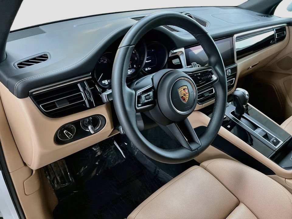 Certified 2026 Porsche Macan AWD/4WD image 4