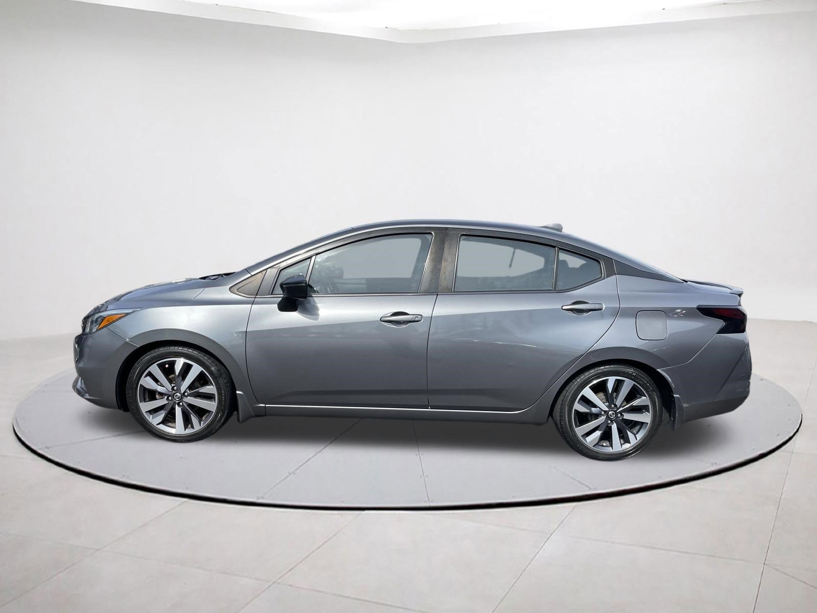 Used 2020 Nissan Versa SR image 4