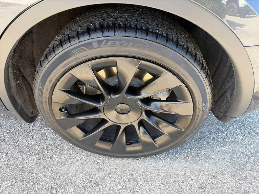 Used 2024 Tesla Model Y Long Range AWD/4WD image 13