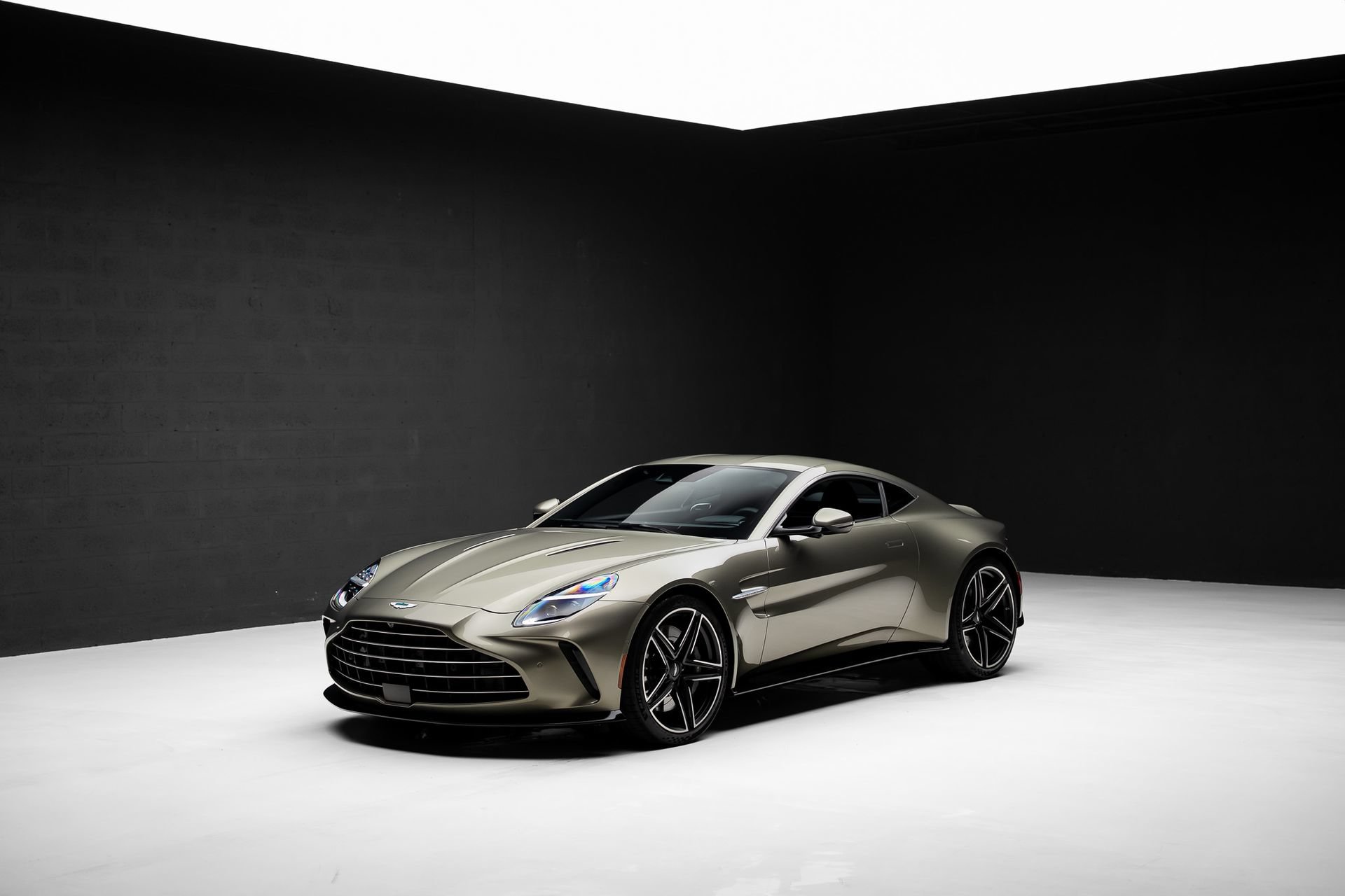Used 2025 Aston Martin V8 Vantage Coupe RWD image 4