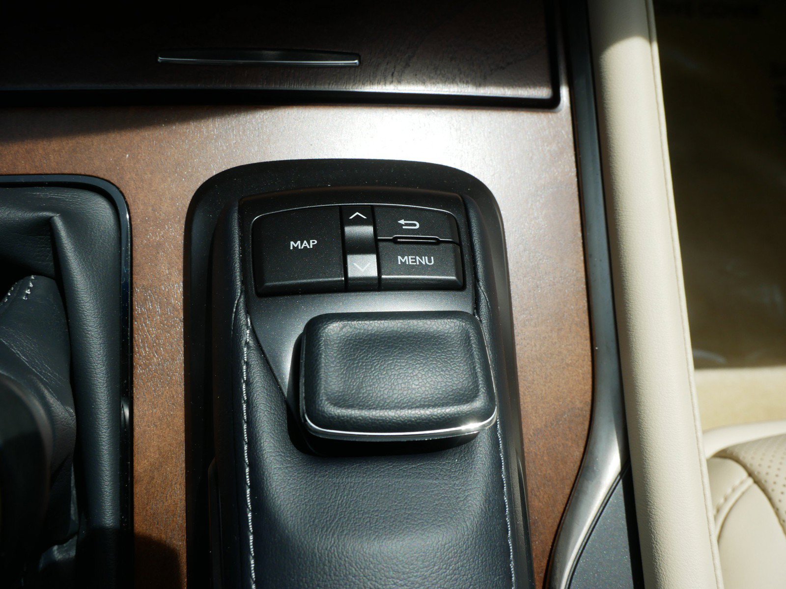 Used 2021 Lexus LX 570 4WD w/ Luxury Package image 23