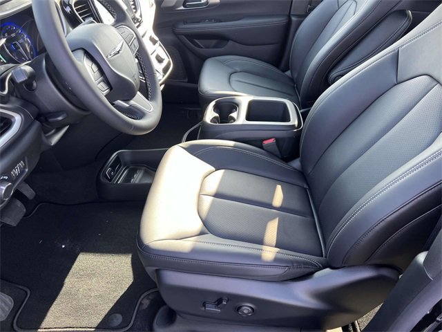 New 2025 Chrysler Voyager LX image 24
