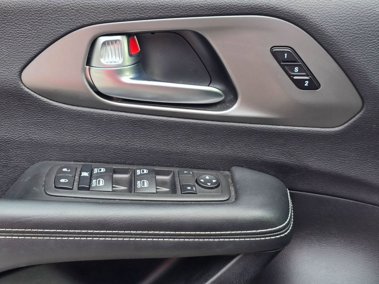 Used 2025 Chrysler Pacifica Select FWD image 9