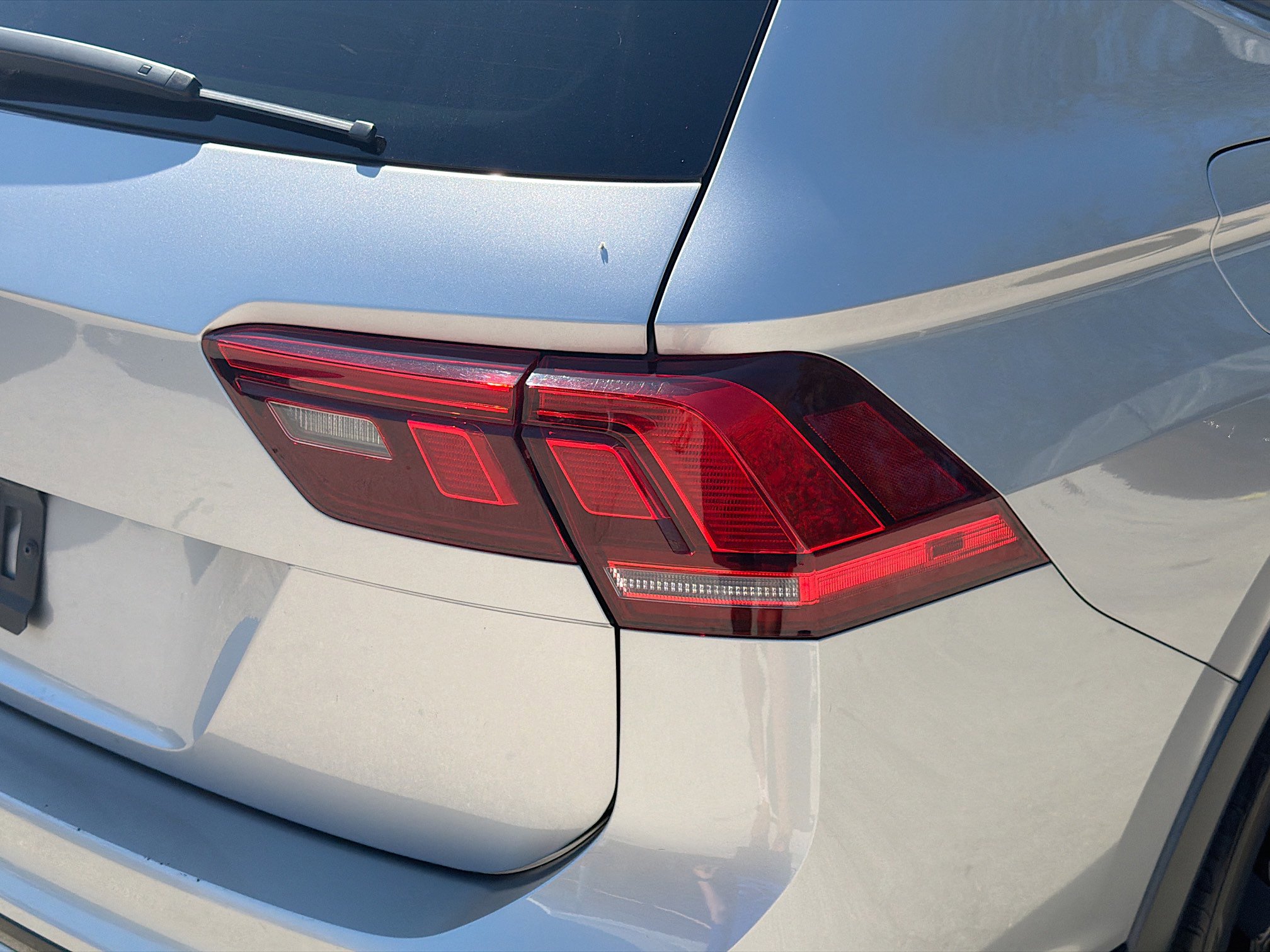 Used 2020 Volkswagen Tiguan SE R-Line image 25