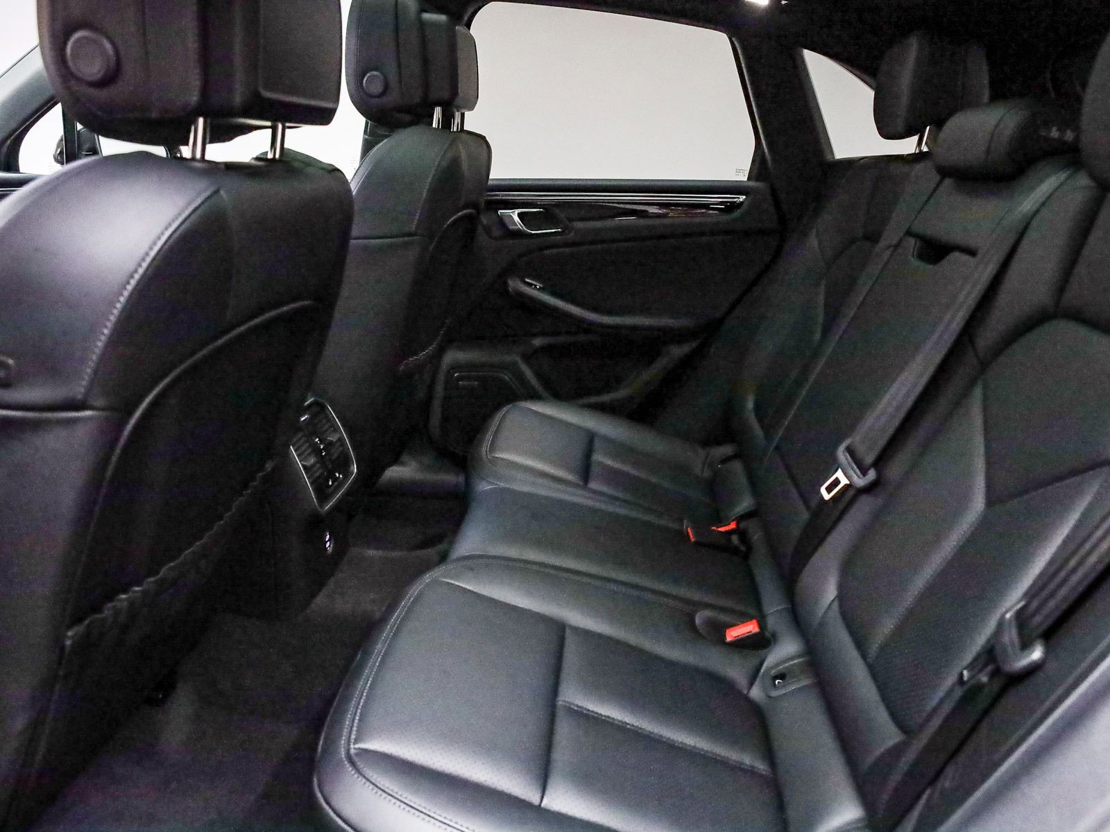 Certified 2025 Porsche Macan S AWD/4WD image 28
