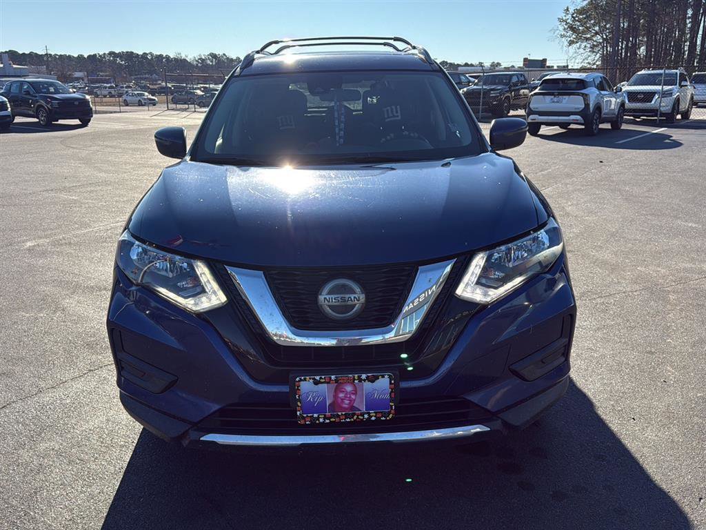 Used 2020 Nissan Rogue SV image 2