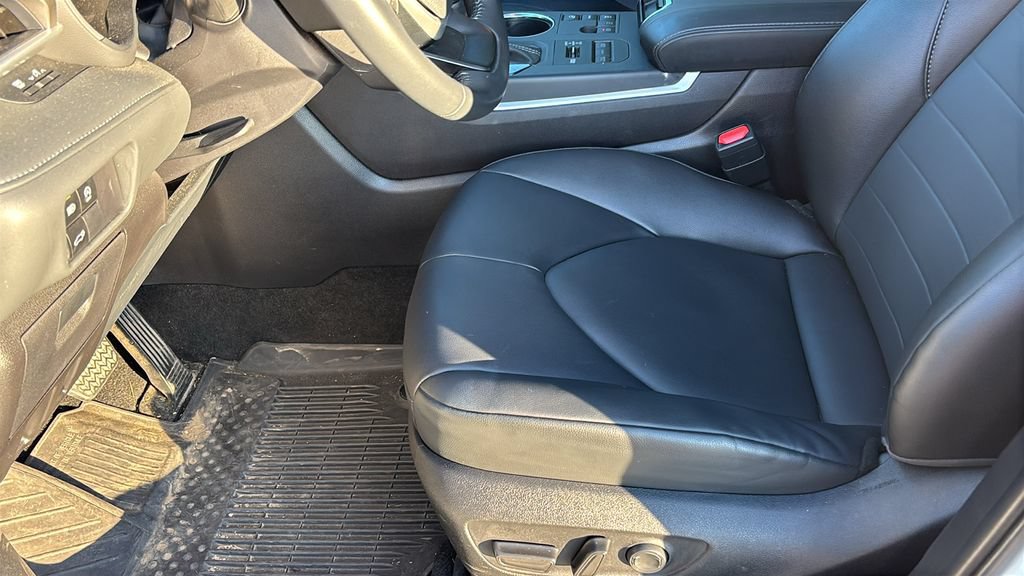 Used 2025 Toyota Highlander XLE AWD/4WD image 28