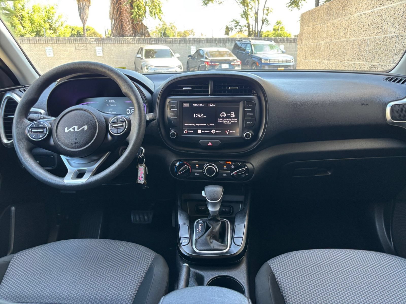 Used 2025 Kia Soul LX w/ LX Technology Package FWD image 30