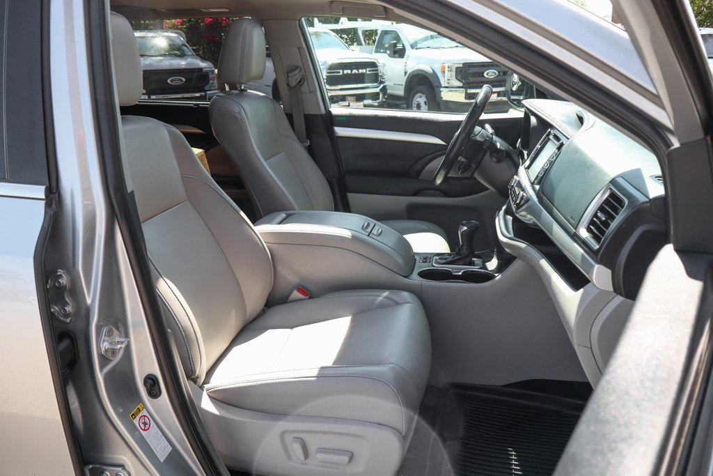 Used 2019 Toyota Highlander XLE image 42