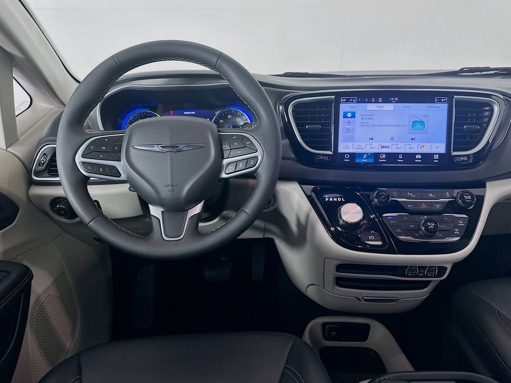 Used 2024 Chrysler Pacifica Touring-L image 21
