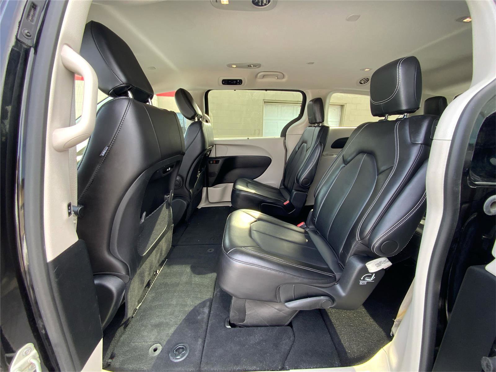 Used 2024 Chrysler Pacifica Touring-L FWD image 11