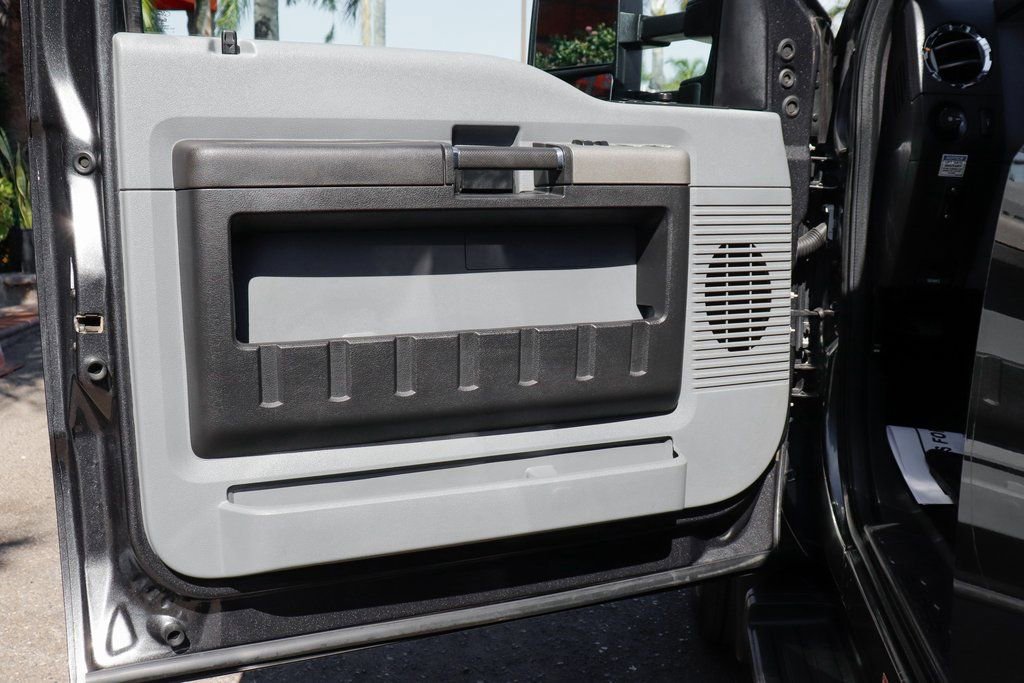 Used 2016 Ford F550 4x4 Crew Cab Super Duty w/ XLT Interior Package image 17