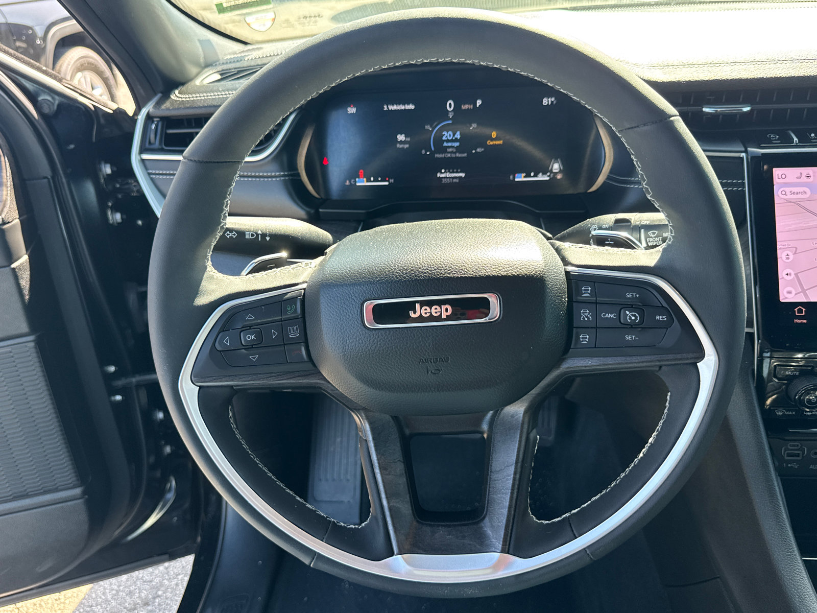 Used 2025 Jeep Grand Cherokee Limited w/ Black Appearance Package AWD/4WD image 15