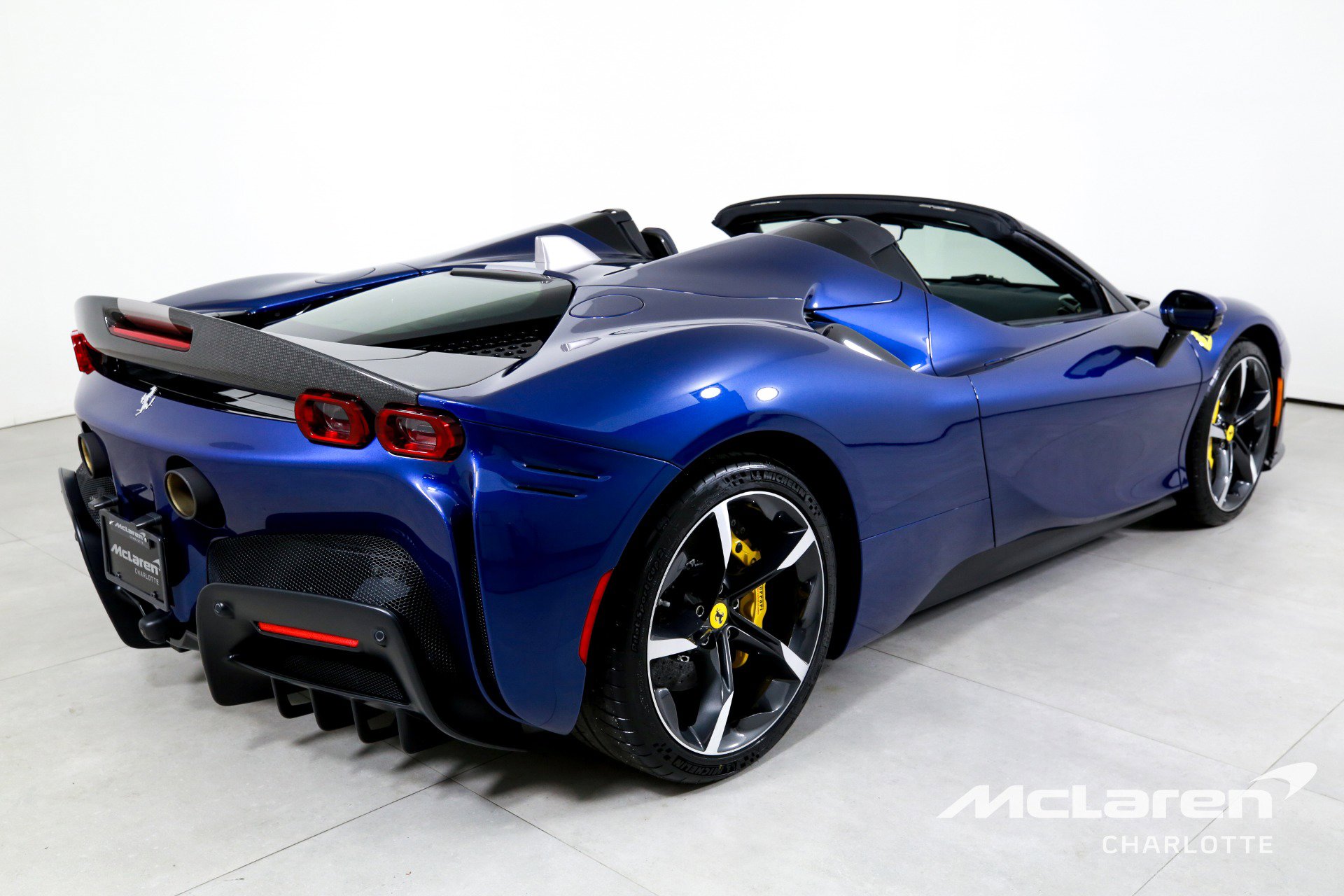 Used 2022 Ferrari SF90 Spider image 9