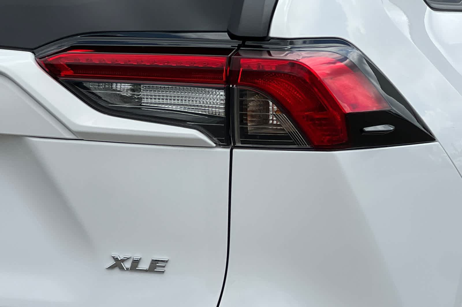 Used 2021 Toyota RAV4 XLE w/ Convenience Package FWD image 32