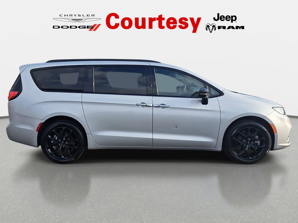 Used 2024 Chrysler Pacifica Limited w/ S Appearance Package AWD/4WD image 10